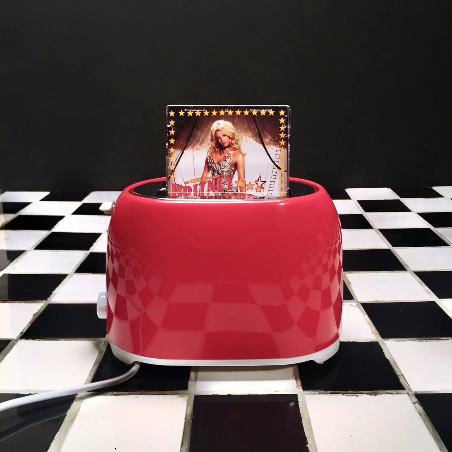 Toaster with a photo inside on a checkered floor, OnePlus campaign